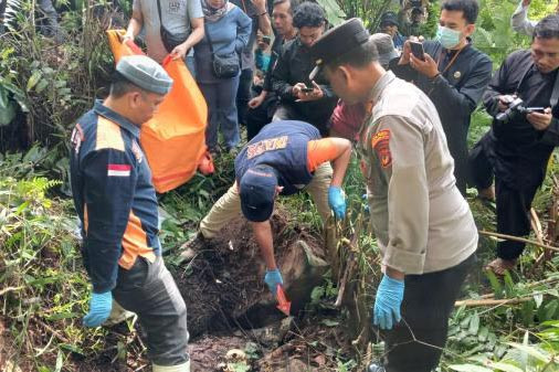 Iis Aisah, 24, warga Kecamatan Pageurageung ditemukan sudah menjadi kerangka berada di bawah pohon kaliandra di Kampung Cibunar, Desa Sukapada, Kecamatan Pageurageung, Kabupaten Tasikmalaya. Perempuan tersebut, meninggalkan rumah tanggal 27 April 2024 dengan kondisi mengalami gangguan mental.