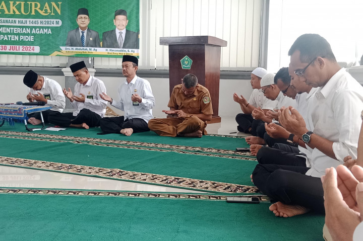 Gema samadiah, tahlil dan doa bersama berkumandang di Musalla Kantor Kementerian Agama, Kabupaten Pidie, Provinsi Aceh. Para jemaah haji laki-laki dan perempuan asal Pidie yang baru kembali dari tanah suci itu ramai-ramai memenuhi Musalla dua lantai tersebut.
