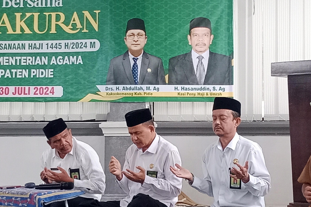 Suasana khidmat dan penuh haru mereka berdoa menengadahkan tangan ke atas yang dipimpin oleh Teungku Isafuddin, Kasi Penyuluhan Kakan Kemenag Pidie. Mereka mengharap ampunan dan memohon rahmat Allah.
