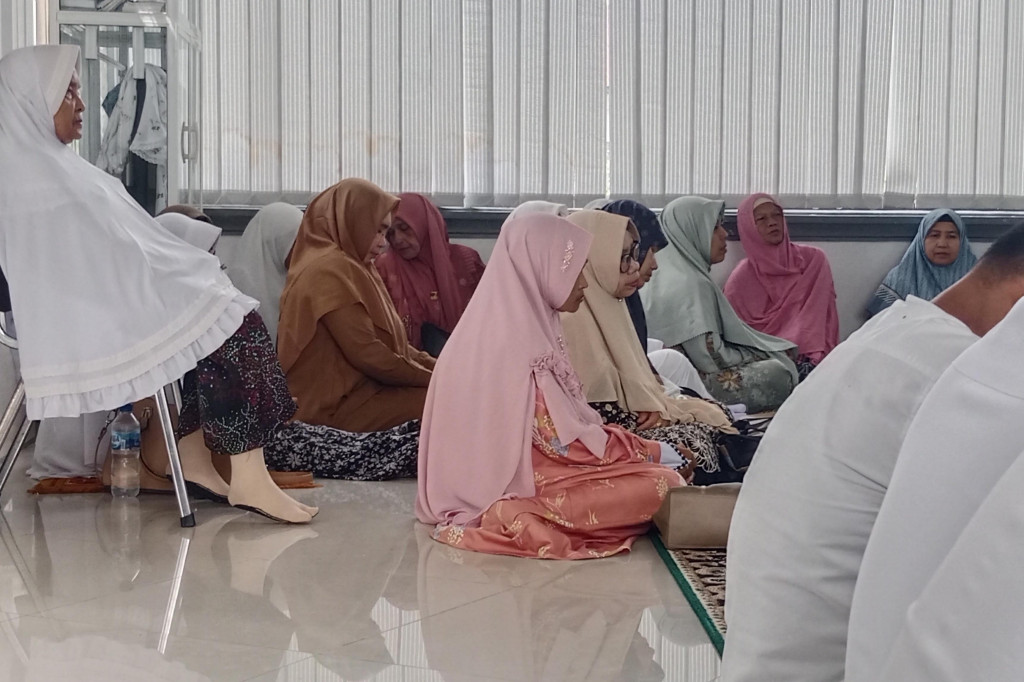 Itu merupakan satu-satu nya cara mereka berbagi dan melepas rindu kepada puluhan temannya yang wafat saat menunaikan rangkaian ibadah haji di tanah suci atau ketika masih hendak berangkat.
