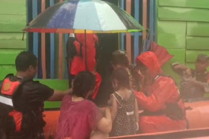 Banjir ini disebabkan tingginya intensitas hujan yang membuat sungai melup hingga merendam pemukiman penduduk.