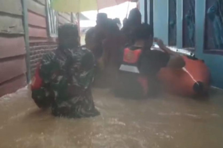 Tim SAR gabungan pun langsung melakukan evakuasi terhadap warga yang terjebak banjir.