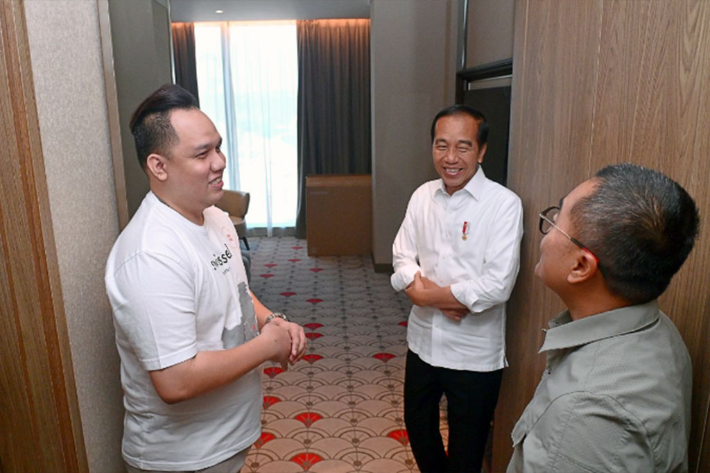 Setibanya di hotel, Jokowi meninjau langsung sejumlah fasilitas yang ada, mulai dari lobi, tempat makan, hingga kamar tidur.