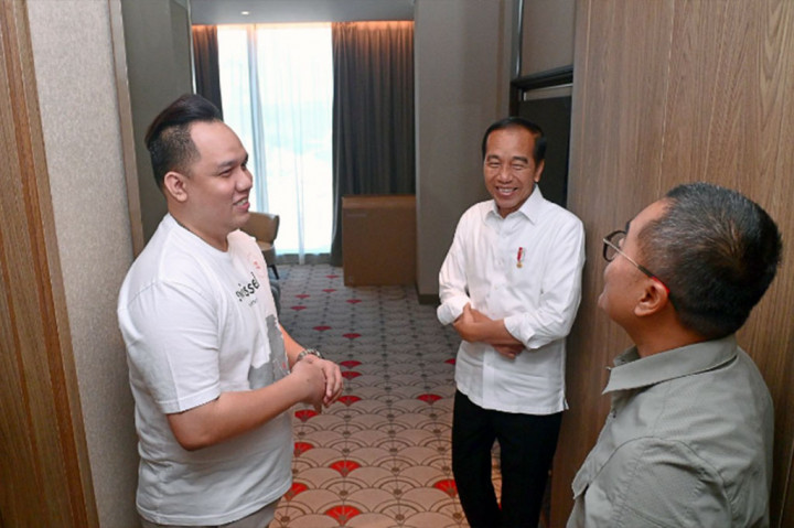 Setibanya di hotel, Jokowi meninjau langsung sejumlah fasilitas yang ada, mulai dari lobi, tempat makan, hingga kamar tidur.