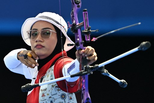 Atlet panahan Indonesia, Diananda Choirunisa mengatasi perlawanan sengit atlet panahan Amerika Serikat, Catalina Gnoriega dengan skor 6-5 pada babak eliminasi 1/16 nomor individu recurve putri Olimpiade Paris 2024.