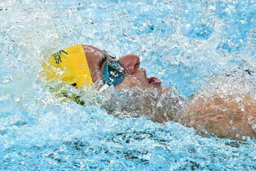 Perenang Australia Kaylee McKeown berselebrasi usai  mempertahankan mahkota Olimpiade-nya di nomor 100m gaya punggung putri untuk mengalahkan pemegang rekor dunia Regan Smith dari Amerika Serikat.