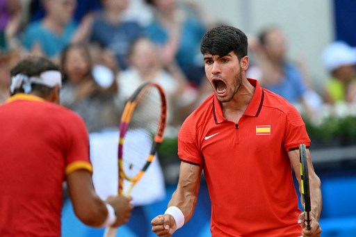 Pasangan yang dijuluki 'Nadalcaraz' itu mengalahkan lawannya dari Belanda Tallon Griekspoor dan Wesley Koolhof pada pertandingan babak kedua di Roland Garros dengan kemenangan 6-4, 6-7(2/7), 10-2.