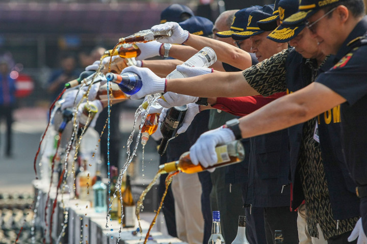 Direktorat Jenderal Bea dan Cukai Kementerian Keuangan memusnahkan ratusan ribu botol minuman keras dan belasan juta batang rokok ilegal di Kantor Pusat Ditjen Bea Cukai, Jakarta, Rabu, 31 Juli 2024. Total nilai barang yang dimusnahkan tersebut mencapai Rp165 miliar.