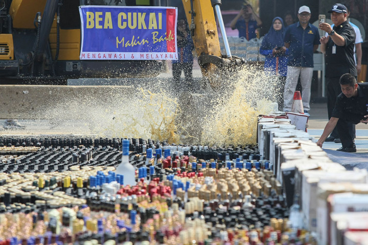 Barang-barang yang dimusnahkan itu terdiri dari 162.708 botol minuman mengandung etil alkohol (MMEA), 12.646.930 batang rokok, 184 batang cerutu, 4.787 buah hasil pengolahan tembakau lainnya-ekstrak dan esens tembakau (HPTL-EET), 74.450 gram molases, dan 40.292 gram tembakau iris.