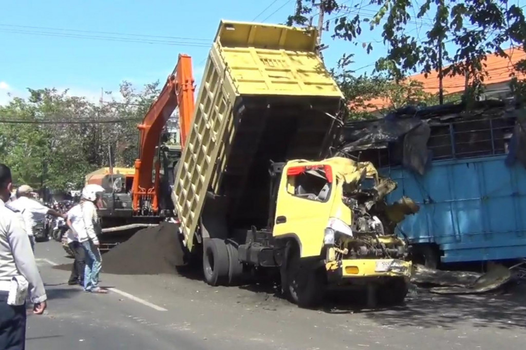 Sebuah truk pengangkut pasir yang melaju kencang, menabrak truk lainnya yang sedang parkir ganti ban di Jalan Raya Sumorame Kecamatan Candi Kabupaten Sidoarjo, Rabu, 31 Juli 2024.