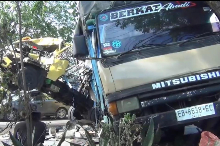 Kecelakaan bermula saat truk mengangkut pasir dikemudian Yeyen Dwi Cahyo, melaju kencang dari Lumajang arah Sidoarjo. Saat melintas di Jalan Raya Sumorame, laju truk nopol W 8654 PR itu tiba-tiba oleng.
