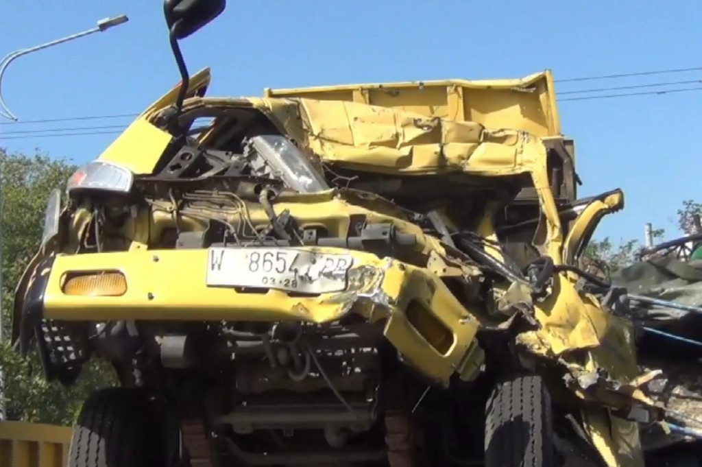 Rem truk pengangkut pasir itu diduga blong, sehingga pengemudi tidak bisa mengendalikan laju kendaraan. Akibatnya kendaraan itu menabrak truk lainnya, yang sedang mengganti ban di pinggir jalan.