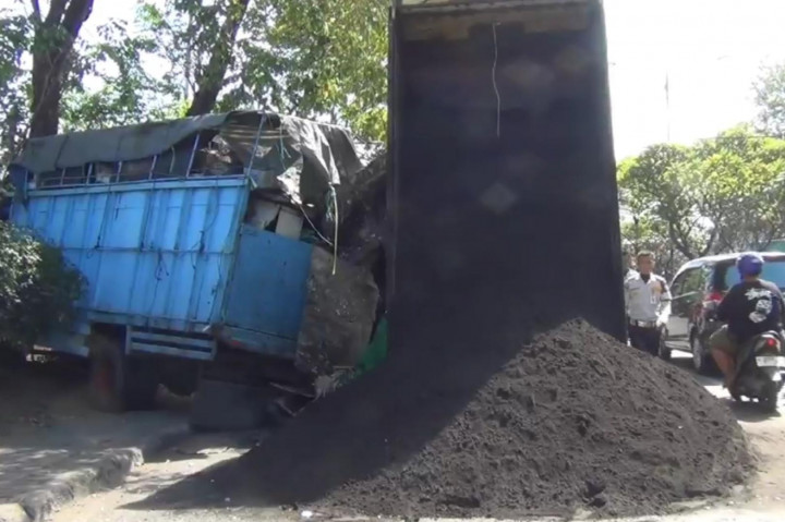 Kerasnya tabrakan mengakibatkan bagian depan truk pengangkut pasir ringsek. Truk pengangkut barang rongsokan yang ditabrak juga mengalami nasib sama rusak parah.