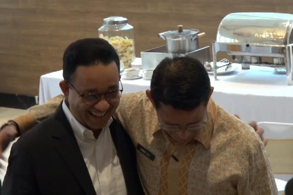 Saat bertemu, keduanya saling bersalaman dan menggenggam tangan. Keakraban keduanya juga ditunjukkan dengan saling merangkul.