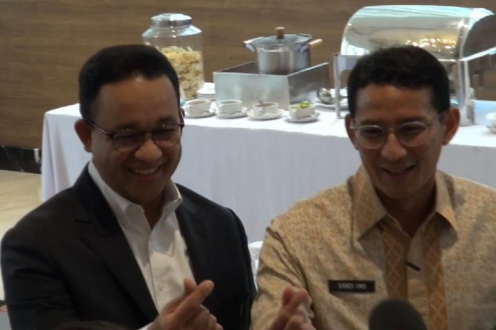 Anies dan Sandiaga juga memberikan love sign saat diajak foto bersama. Keduanya juga tampak saling mengobrol singkat.