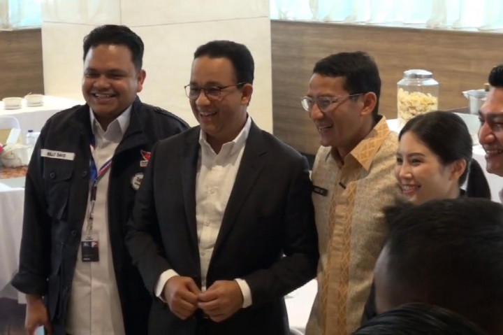 Pantauan Medcom.id, keduanya berpapasan usai Sandiaga selesai menjadi narasumber di Mukernas Perindo, iNews Tower, Jakarta. Anies yang baru tiba karena akan mengisi sesi setelah Sandiaga.