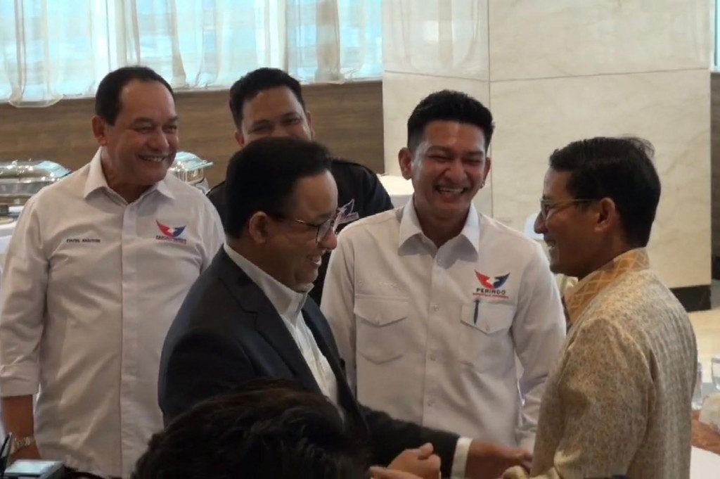Bakal calon gubernur (cagub) di Pemilihan Gubernur (Pilgub) Jakarta 2024 Anies Baswedan bertemu Menteri Pariwisata dan Ekonomi Kreatif (Menparekraf) Sandiaga Salahuddin Uno di acara Mukernas Partai Perindo, Rabu, 31 Juli 2024. Mantan pasangan gubernur dan wakil gubernur DKI Jakarta itu menjadi narasumber pada kegiatan tersebut.