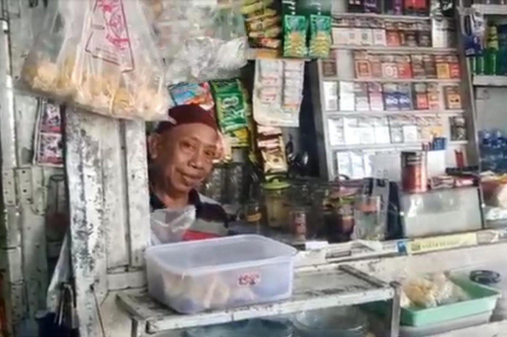 Aturan baru melarang penjualan rokok eceran akan merugikan para pemilik warung. Lantaran pemilik warung mendapatkan keuntungan lebih besar dari penjualan eceran dibandingkan penjualan per bungkus.