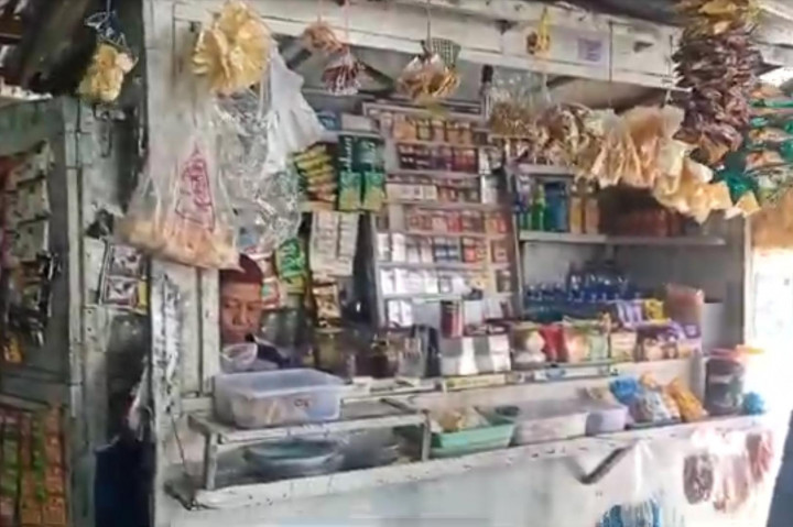Para pemilik warung keberatan dengan keputusan pemerintah yang melarang penjualan rokok eceran.