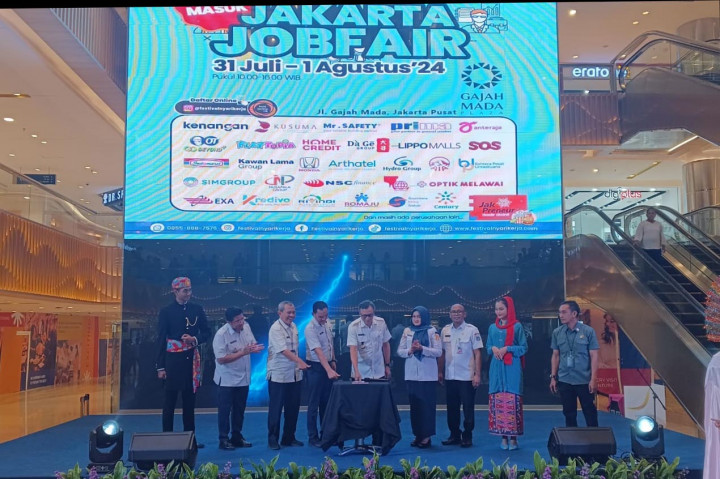 Ribuan pencari kerja mendatangi pameran Job Fair tahun 2024 di Gajah Mada Plaza, Gambir, Jakarta Pusat. Ada 40 perusahan membuka lowongan terhadap pencari kerja yang digelar Suku Dinas Tenaga Kerja, Transmigrasi dan Energi (Nakertransgi) Jakarta Pusat