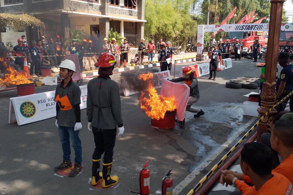 Satuan Polisi Pamong Praja dan Pemadam Kebakaran (Satpol PP dan Damkar) Kabupaten Klaten, Jawa Tengah, menggelar Klaten Fire Safety Challenge (KFSC) 2024 di Alun-alun Klaten, Rabu, 31 Juli 2024.
