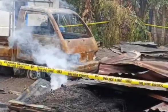 Sebuah rumah semi permanen dan tiga unit mobil pick up jenis carry milik Abdurahman Renggi ludes terbakar.