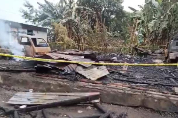 Sebuah rumah semi permanen dan tiga unit mobil pick up di Kabupaten Ende, NTT, ludes terbakar, pada Rabu, 31 Juli 2024. Pasalnya saat terjadi kebakaran itu pemilik rumah sedang tidak berada di rumah.