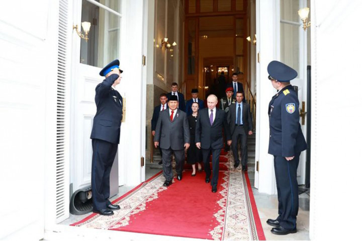 Terkait itu, Presiden Putin tidak langsung memberikan tanggapannya, karena keduanya bakal melanjutkan pertemuan secara tertutup dalam format santap pagi bersama (working-breakfast format) yang kemungkinan dijadwalkan berlangsung, Kamis, 1 Agustus. Dalam pertemuan itu, Prabowo dan Putin bakal mendiskusikan berbagai isu dan menjajaki peluang kerja sama dua negara secara lebih detail.