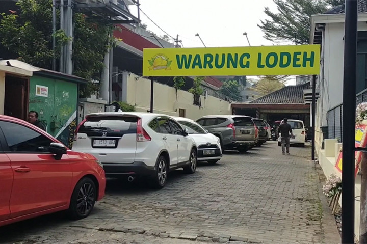 Jika main-main ke pusat Kota Bandung, Jawa Barat dan sudah bosan dengan makanan kekinian, Anda bisa mampir ke warung lodeh dengan nuansa Jawa ini.