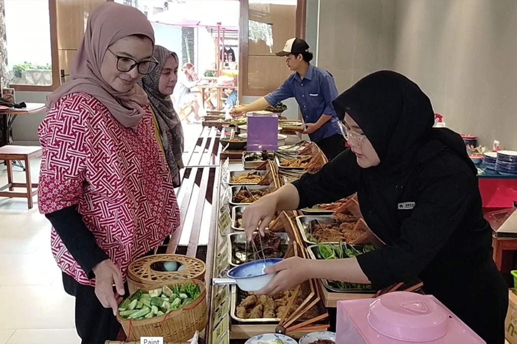 Anda juga bisa pilih aneka lauk tambahan lainnya yang dibanderol dengan harga mulai Rp5 ribu saja. Sementara kerupuk gratis.