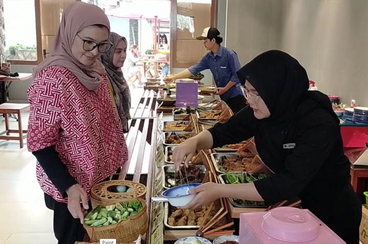 Anda juga bisa pilih aneka lauk tambahan lainnya yang dibanderol dengan harga mulai Rp5 ribu saja. Sementara kerupuk gratis.