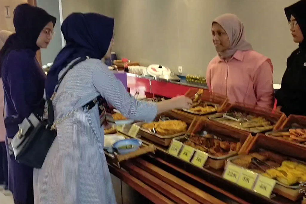 Ada berbagai macam lodeh dan lauk tambahan yang bisa Anda coba. Meski lokasinya berada di pusat Kota Bandung, Anda bisa memesan nasi lodeh dengan harga Rp19 ribu saja. Untuk nasi lodeh di sini free refil. 