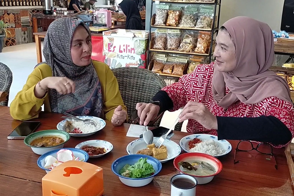 Rasa yang nikmat, harga terjangkau, ditambah tempat yang nyaman menjadi alasan pengunjung untuk berlama-lama di sini.