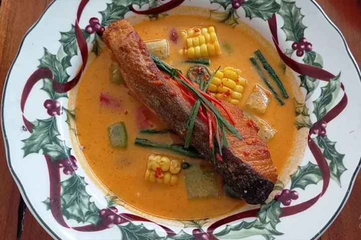 Untuk lodeh, ada tiga jenis yang bisa anda pilih. Lodeh tempe, lodeh terong, dan lodeh campur. Di warung ini juga tersedia lodeh salmon yang dibanderol dengan harga Rp65 ribu.