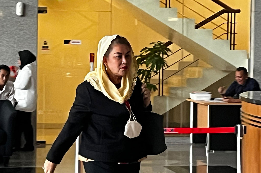 Hevearita tiba di Gedung Merah Putih KPK sekitar pukul 08.02 WIB. Namun, dia hingga saat ini masih menunggu di lobi Lembaga Antirasuah.