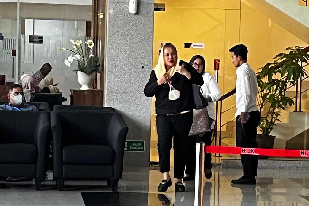 Hevearita terlihat menggunakan setelan hitam dengan kerudung krem saat memenuhi panggilan ini. Dia enggan memberikan komentar atas pemeriksaan tersebut.