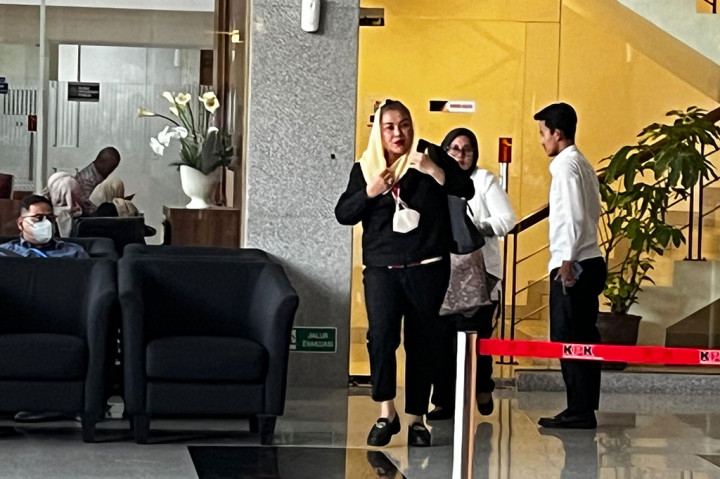 Hevearita terlihat menggunakan setelan hitam dengan kerudung krem saat memenuhi panggilan ini. Dia enggan memberikan komentar atas pemeriksaan tersebut.