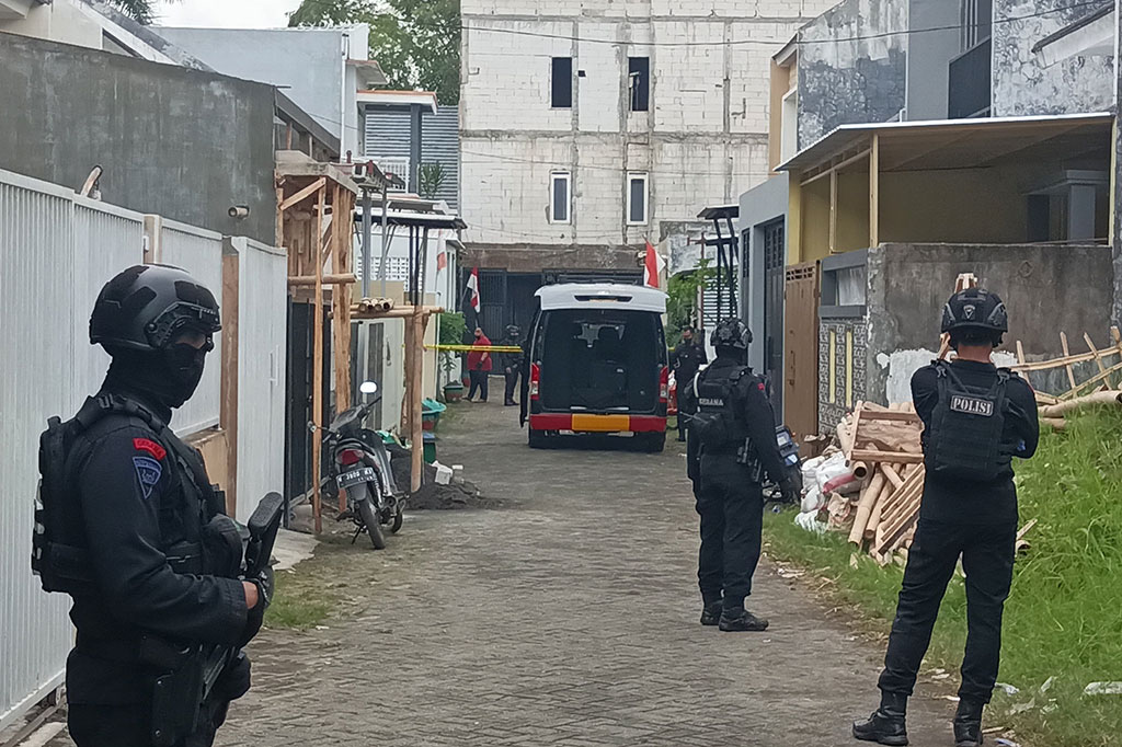 Densus 88 Antiteror Polri bersama Kepolisian Daerah (Polda) Jawa Timur melakukan penggeledahan rumah terduga teroris di Jalan Hasanudin Gang 26, Dusun Jeding, Desa Junrejo, Kecamatan Junrejo, Kota Batu, Jawa Timur, Kamis, Kamis, 1 Agustus 2024.