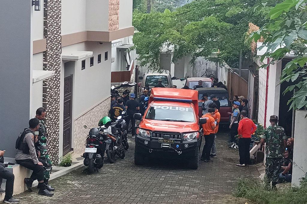 Terlihat satu mobil inafis pun telah berada di lokasi tersebut. Petugas sedang melakukan olah tempat kejadian perkara (TKP) di lokasi tersebut.