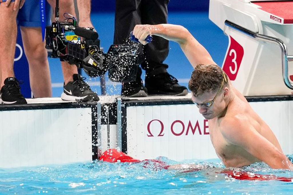 Perenang Prancis Leon Marchand mencetak sejarah dengan menjadi perenang pertama yang meraih dua medali emas individu dalam satu sesi yang sama sejak tahun 1976, usai merengkuh juara nomor gaya kupu-kupu 200 meter dan gaya dada 200 meter.