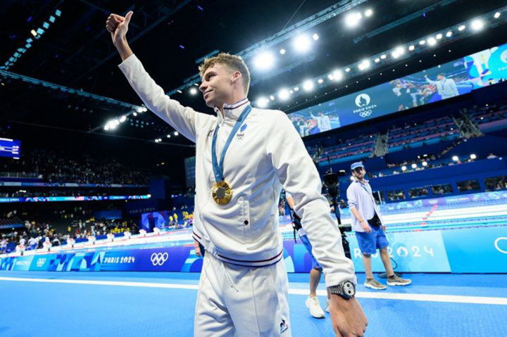 Tidak ada perenang sebelumnya yang pernah memenangkan medali Olimpiade di nomor gaya kupu-kupu dan dada dalam satu sesi perlombaan, rekor langka yang akhirnya bisa diciptakan oleh perenang muda asal Prancis.