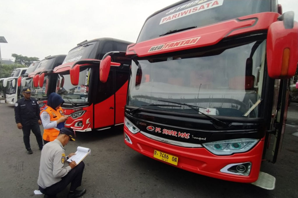 Direktorat Jenderal Perhubungan Darat Kementerian Perhubungan melaksanakan kegiatan ramp check 36 armada bus di Terminal Bus Tirtonadi Surakarta, Kamis, 1 Agustus 2024.