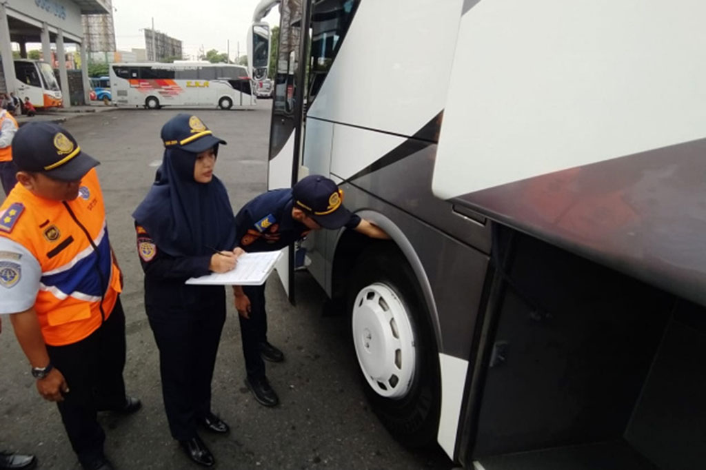 Bus-bus tersebut disiapkan untuk transportasi para tamu undangan yang mengikuti upacara HUT Ke-79 Republik Indonesia (RI) di Ibu Kota Nusantara (IKN) Provinsi Kalimantan Timur.