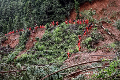 Anggota tim penyelamat menyisir daerah yang terkena banjir di Zixing, di Provinsi Hunan, Tiongkok tengah. Topan dahsyat Gaemi atau Carina telah menewaskan 30 orang dan 35 lainnya hilang di Provinsi Hunan.