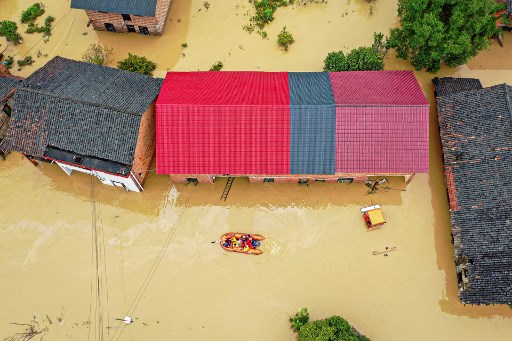 Hujan yang tiada henti melanda Asia Selatan dan Asia Tenggara pada awal musim muson, menyebabkan banjir dan tanah longsor yang menelan banyak korban jiwa serta merusak bangunan dan lahan pertanian.