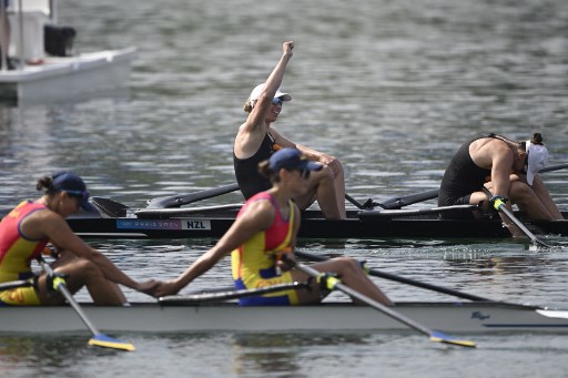 Bodnar dan Radis, yang merupakan juara dunia dua kali berturut-turut pada 2022 dan 2023 serta peraih medali emas Olimpiade Tokyo 2020, harus rela kehilangan gelar mereka setelah kalah tipis dalam pertarungan sengit di Stadion Nautikal Vaires-sur-Marne.