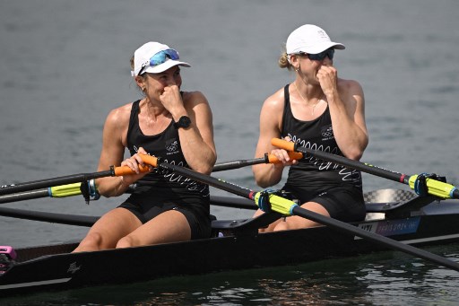 Dua ibu hebat asal Selandia Baru, Brooke Francis dan Lucy Spoors, berhasil merebut emas dari juara bertahan, yaitu duo pedayung Ancuta Bodnar dan Simona Radis dari Rumania, dari nomor double scull di Olimpiade Paris 2024.