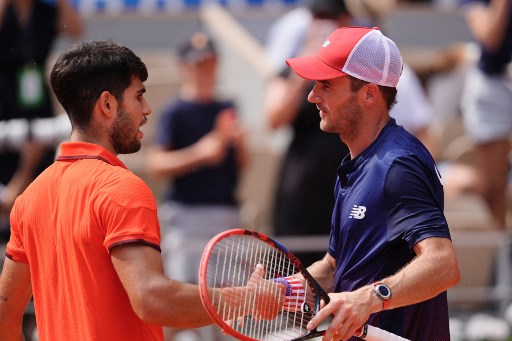 Alcaraz, yang bermain di Lapangan yang sama Philippe Chatrier, Roland Garros, ketika ia menjuarai French Open pada Juni, mengalahkan peringkat 13 Tommy Paul dari Amerika Serikat 6-3, 7-6(9/7).