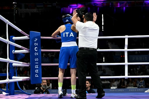 Khelif melaju ke perempat final kategori 66kg putri setelah memberikan dua pukulan kuat ke wajah Carini. Petinju asal Italia itu berdarah di bagian hidung dan mengundurkan diri dari pertandingan karena hidungnya terluka parah.