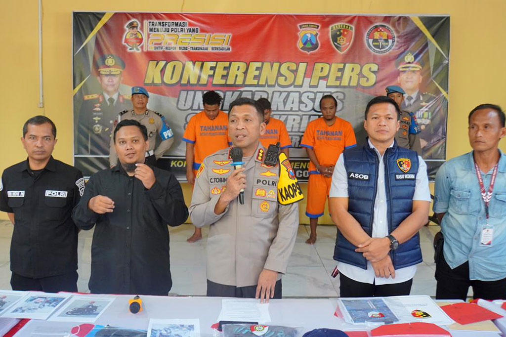 Peristiwa memilukan itu terjadi saat konser musik dangdut, di lapangan Desa Sentul pada Sabtu, 29 Juni 2024 malam lalu. Hanya karena senggolan saat berjoget, ketiga pelaku yang mabuk menganiaya korban AF, 17, dan MMA, 19. AF sempat dilarikan ke rumah sakit, namun nyawanya tak tertolong. 